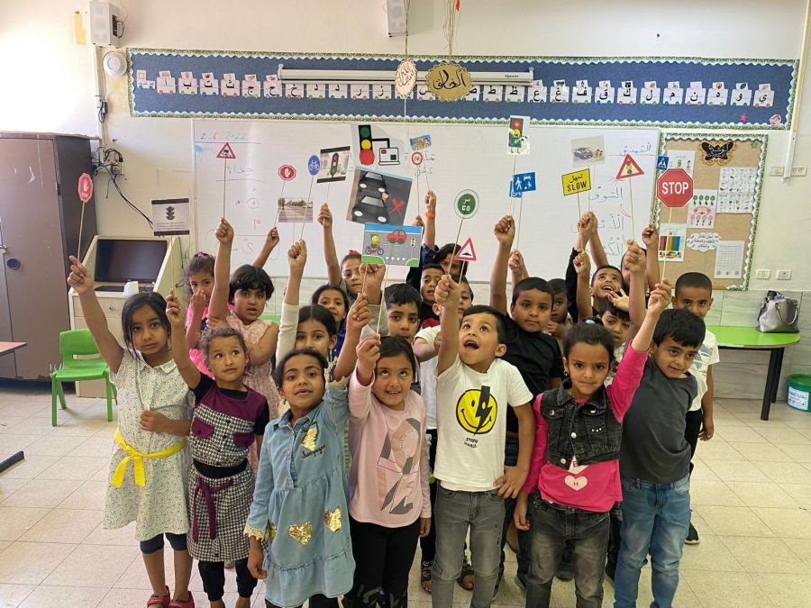 جمعية السلامة المجتمعية تمرر مجموعة ارشادات تثقيفية في مدرسة الاندلس الابتدائية - حورة . 